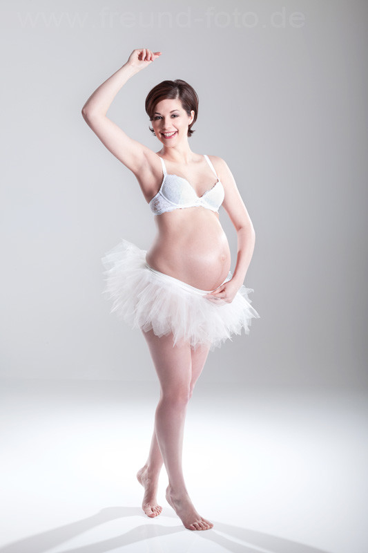 Schwangere Frau macht Ballett in Tütü