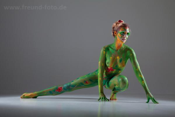 Frau mit grünem Bodypainting beim Fotoshooting in Nürnberg