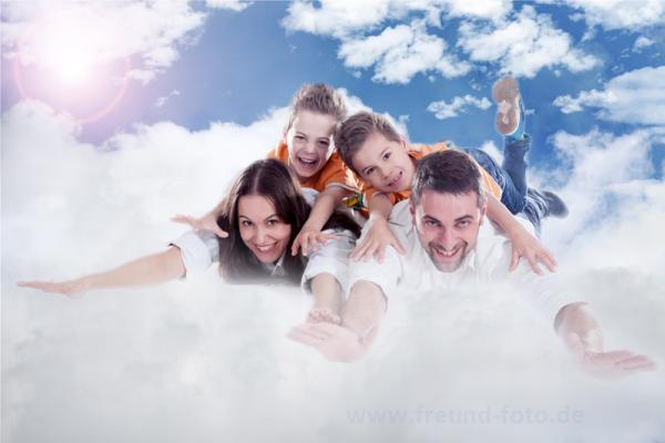 Glückliche Familie fliegt über den Wolken