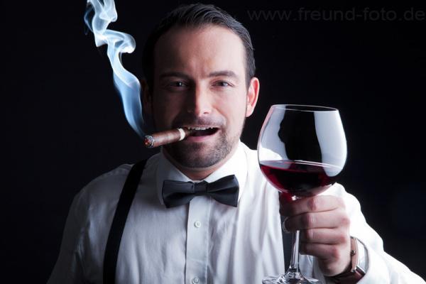 Mann mit Zigarre und Wein
