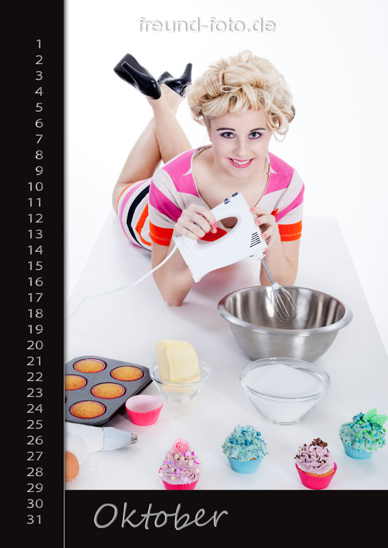 Kalender mit einer hübschen Frau die Cupcake backt