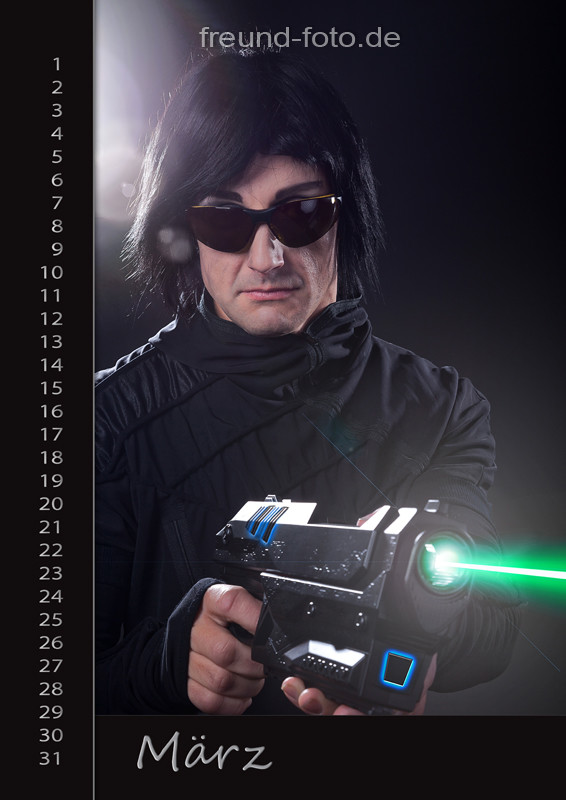 Kalender mit Mann und Laserwaffe