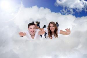 Paar fliegt über den Wolken