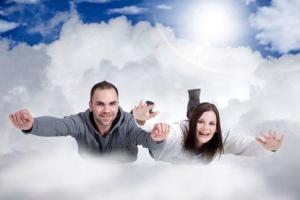 Paar fliegt über den Wolken beim Fotoshooting in Nürnberg