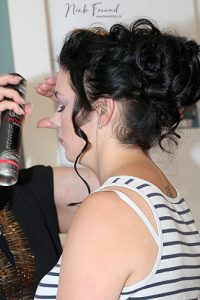 Birgit fixiert die Frisur von der Braut Das Styling mit etwas Haarspray fixieren