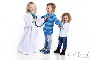 kinder spielen beim fotoshooting kinderarzt in fürth