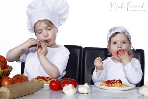 Kinder essen Spaghetti und haben Spaß bei Kinderfotografie in Fürth bei Nürnberg lieblingsessen der kinder spaghetti