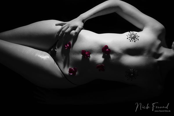 Sexy Bodypart mit Blüten Deko partiell Farbe