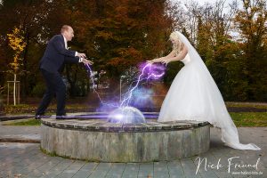 brautpaar spielen mit blitzen in einer bildmontage in Fürth Hochzeitsfotograf Bildmontage Nürnberg Fürth Erlangen
